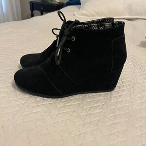 TOMS Black Lace Up Wedge Size 8.5 Wide